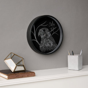 Reloj Halcón peregrino en ramas de árbol con escritura a