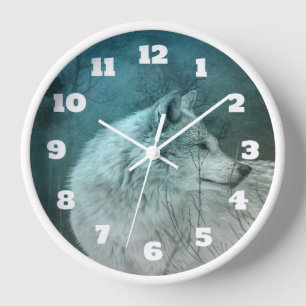 Reloj Hermoso lobo gris en un bosque oscuro