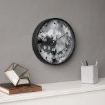 Reloj Hip Modern Black Gray White Resumen Arte Geométric<br><div class="desc">Patrón de arte de pinceladas geométricas contemporáneas únicas en blanco, negro, medio claro y gris oscuro. Decoración de moda en casa con acento de diseño para el moderno y moderno martilletero, o amante del arte industrial. Diseño único, bonito, decorativo, de moda y de moda para el profesional decorador y diseñador...</div>