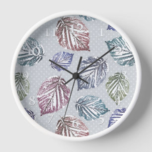 Reloj Hojas caladas sobre fondo gris claro