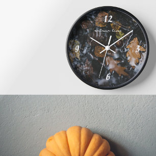 Reloj Hojas y bellotas de otoño en aguas misteriosas