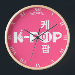 Reloj K-Pop Kpop En Símbolo Coreano De Kpop De Mano Y Co<br><div class="desc">K-Pop Kpop En La Mano Y El Corazón Del Símbolo Kpop Coreano. Para Todos Los Fans Del K-Pop,  Adictos A La Música Coreana,  Aficionados Al Pop Coreano Con Mano Kpop Y Símbolo Del Corazón Como Parte De La Letra K. Perfecto Como Regalo De Cumpleaños O Regalo De Navidades</div>