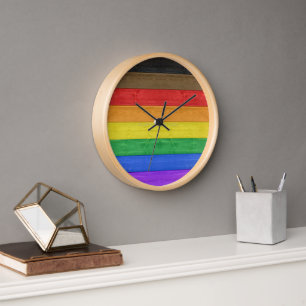 Reloj La bandera del orgullo gay inclusivo de SlipperyJo