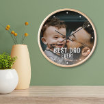 Reloj La mejor foto completa del Día del Padre<br><div class="desc">Reloj de fotos completo de la familia del mejor papá del día del padre. Mostrando una foto completa de tu familia, este reloj de pared también incluye las palabras "Mejor Papá Nunca" así como el nombre de cada miembro de la familia. Este reloj personalizado es la manera perfecta de mostrar...</div>