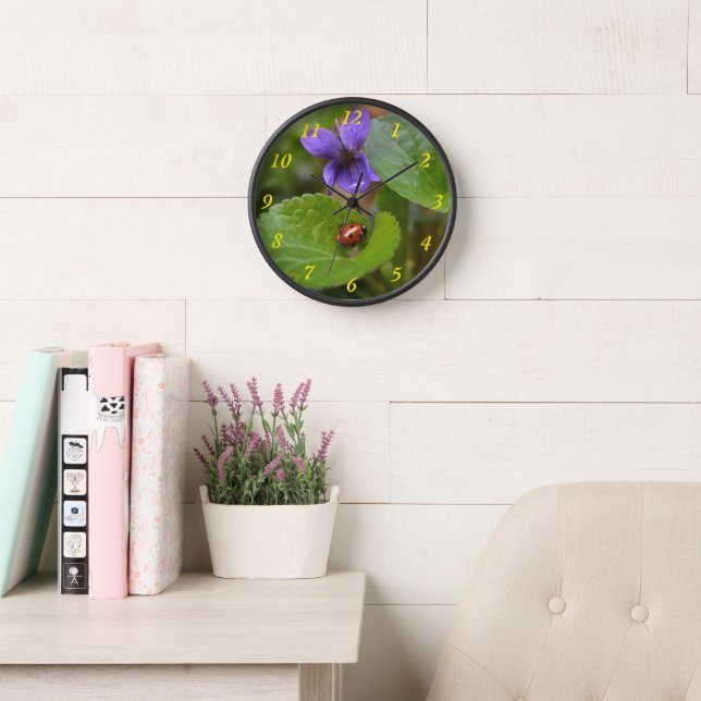 Reloj Ladybug sobre las dulces flores violetas (Sala de lectura)