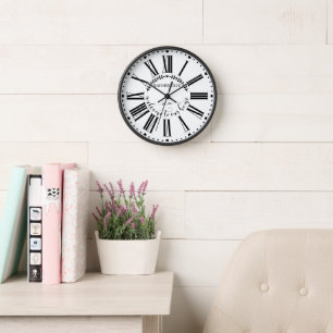 Reloj Laurel de estilo de granja Monogramado Personaliza