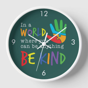 Reloj Maestra de escuela amable en el salón de clase