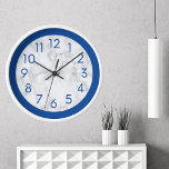 Reloj Mármol Minimalista Moderno Azul Y Blanco<br><div class="desc">Reloj de pared de mármol sencillo y moderno con números azules. Hace un gran regalo para el cambio de hogar y los bodas.</div>