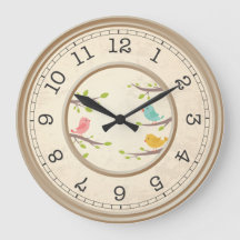 Reloj marrón con pájaros