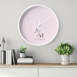 Reloj Mínimo Pastel Rosa Inicial y Personalizado<br><div class="desc">Añade un toque de elegancia a tu espacio con este reloj inicial y personalizado de color pastel mínimo. Con un diseño elegante y minimalista, este reloj es perfecto para aquellos que aprecian tanto la funcionalidad como el estilo. El suave fondo rosa pastel le da un toque sofisticado, mientras que el...</div>