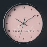 Reloj Moderno Elegante Personalizado Con Monograma Nombr<br><div class="desc">Eleva tu decoración de casa con nuestro elegante reloj de pared moderno personalizado con el nombre Monograma. Este reloj de pared de diseño combina a la perfección la estética contemporánea con un toque personalizado, lo que lo convierte en una adición elegante y funcional a cualquier habitación. Con su nombre y...</div>