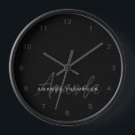 Reloj Moderno Elegante Personalizado Con Monograma Nombr<br><div class="desc">Eleva tu decoración de casa con nuestro reloj de monograma Blackout Sleek Elegant Modern Personalizado con Nombre. Este reloj de pared de diseño combina a la perfección la estética contemporánea con un toque personalizado, lo que lo convierte en una adición elegante y funcional a cualquier habitación. Con su nombre y...</div>