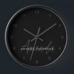 Reloj Moderno Elegante Personalizado Con Monograma Nombr<br><div class="desc">Eleva tu decoración de casa con nuestro reloj de monograma Blackout Sleek Elegant Modern Personalizado con Nombre. Este reloj de pared de diseño combina a la perfección la estética contemporánea con un toque personalizado, lo que lo convierte en una adición elegante y funcional a cualquier habitación. Con su nombre y...</div>