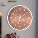 Reloj Monograma blanco Metalizado de cobre cepillado por<br><div class="desc">Eleva tu espacio con un toque de encanto personalizado con nuestro reloj de nombres de monograma blanco Metalizado de cobre con cepillado. Añade un toque personalizado personalizándolo con tu propio nombre, bellamente exhibido en blanco contra un fondo de cobre metalizado cepillado. Este reloj combina a la perfección elegancia e individualidad,...</div>
