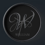 Reloj Monograma de gris negro personalizado inicial<br><div class="desc">Monograma inicial simple y elegante personalizado en tipografía moderna. Un regalo de personalizado perfecto con un toque personal</div>