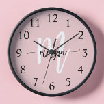 Reloj Monograma de Rubor rosado moderno con guión de gaf<br><div class="desc">Añada un toque personalizado a su espacio con el reloj de nombres de monograma Rubor Pink Modern Script Girly. Este reloj es elegante y funcional, con un suave fondo rosa y una moda moderna de escritura para tu monograma. Su elegante diseño lo convierte en una adición perfecta a cualquier habitación,...</div>