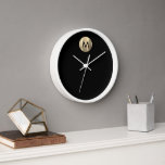Reloj Monograma moderno de oro blanco negro<br><div class="desc">Moderna tipografía de lujo cepillado metálico estilo oro negro fondo marco blanco hogar cocina sala de estar cuarto de baño reloj</div>