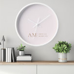 Reloj Monograma Personalizado Rosa Inicial Y Nombre<br><div class="desc">Añada un toque de elegancia a su espacio con nuestro Reloj de pared rosado Pastel Personalizado Monograma. Con un suave fondo rosa pastel, este sofisticado reloj está adornado con un lujoso monograma inicial y su nombre personalizado con una letra moderna. Perfecto para cualquier habitación en su casa o oficina, este...</div>