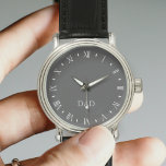 Reloj monogramado de papá blanco y negro<br><div class="desc">Añade tus iniciales o nombre a esto con un marcado numérico romano blanco de estilo vintage en un fondo elegante de color gris</div>