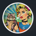 Reloj Mujeres de arte pop cómico personalizado sostienen<br><div class="desc">Arte retro de arte pop de estilo cómico hecho con una mujer de ambiente de medio siglo sosteniendo un lindo gato. Arte ai brillante y colorido.</div>