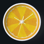 Reloj Naranja Fruit Slice Pop Art Cocina Minimalista<br><div class="desc">Este colorido reloj naranja es perfecto para la decoración de la cocina. Se muestra una imagen abierta en rodajas de un cítrico naranja con 12 rodajas de fruta en tonos alternados de naranja, para que puedas distinguir el tiempo sin números. Este diseño inusual tiene un aspecto texturizado - y una...</div>