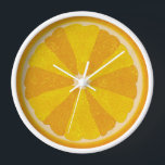 Reloj Naranja Fruit Slice Pop Art Cocina Minimalista<br><div class="desc">Este colorido reloj naranja es perfecto para la decoración de la cocina. Se muestra una imagen abierta en rodajas de un cítrico naranja con 12 rodajas de fruta en tonos alternados de naranja, para que puedas distinguir el tiempo sin números. Este diseño inusual tiene un aspecto texturizado - y una...</div>