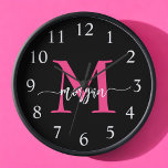 Reloj Nombra de Monograma del guión moderno rosado calie<br><div class="desc">Haz una declaración audaz en tu espacio con nuestro Hot Pink Moderne Script Girly Monograma Nombre grande Reloj! Este reloj, con un vibrante diseño rosa caliente y personalizado con su nombre en un guión moderno y elegante, añade un toque elegante y personal a cualquier habitación. Perfecto para dormitorios, oficinas o...</div>