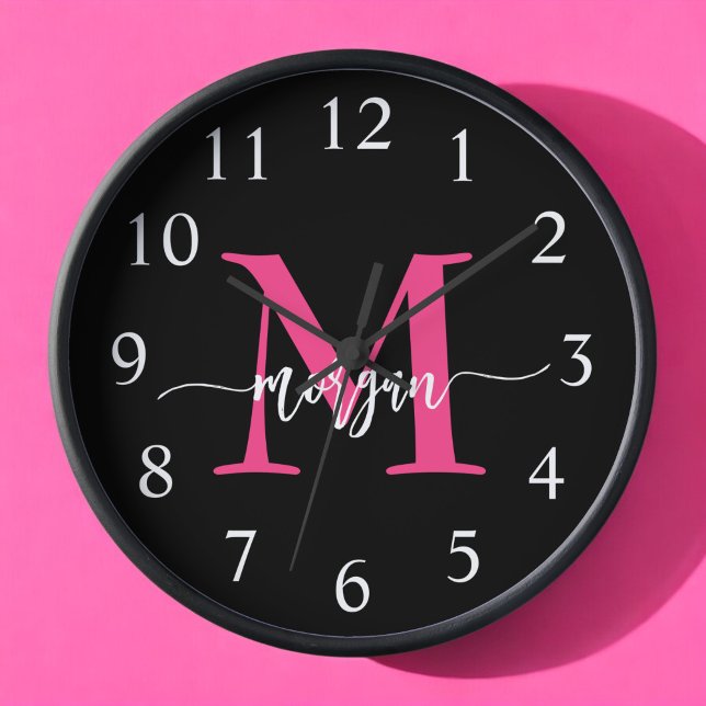 Reloj Nombra de Monograma del guión moderno rosado calie (Subido por el creador)
