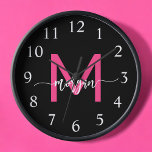 Reloj Nombra de Monograma del guión moderno rosado calie<br><div class="desc">Haz una declaración audaz en tu espacio con nuestro Hot Pink Moderne Script Girly Monograma Nombre grande Reloj! Este reloj, con un vibrante diseño rosa caliente y personalizado con su nombre en un guión moderno y elegante, añade un toque elegante y personal a cualquier habitación. Perfecto para dormitorios, oficinas o...</div>