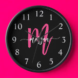 Reloj Nombra de Monograma del guión moderno rosado calie<br><div class="desc">Haz una declaración audaz en tu espacio con nuestro Hot Pink Moderne Script Girly Monograma Nombre grande Reloj! Este reloj, con un vibrante diseño rosa caliente y personalizado con su nombre en un guión moderno y elegante, añade un toque elegante y personal a cualquier habitación. Perfecto para dormitorios, oficinas o...</div>