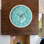 Reloj Nombre de la familia del Personalizado de la Casa<br><div class="desc">Reloj náutico único en blanco y verde azulado con estampado de ancla. Personalización con apellido y año establecido.</div>