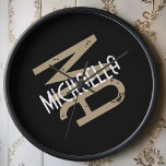 Reloj Nombre de monograma blanco negro personalizado bei<br><div class="desc">Reloj de pared sencillo y moderno personalizado con un nombre y unas iniciales.Original decoración moderna de estilo monocasco para las paredes de su casa o como un regalo hermoso, útil y atento para un amante del golf querido por usted, por ejemplo. Típografía elegante, elegante, elegante, de diseño, en color negro,...</div>