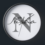 Reloj Nombre de monograma gris negro personalizado<br><div class="desc">Reloj de nombres de monograma gris negro personalizado. Crea tu propio reloj de nombres inicial de monograma para ti mismo o como regalo para la familia o amigos. Añade fácilmente el nombre de ti mismo o el de un ser querido para hacer un cumpleaños memorable, calentamiento de la casa o...</div>