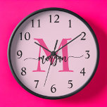 Reloj Nombre del Monograma de Giro de Guión Moderno Cali<br><div class="desc">Haz una declaración audaz en tu espacio con nuestro Hot Pink Moderne Script Girly Monograma Nombre grande Reloj! Este reloj, con un vibrante diseño rosa caliente y personalizado con su nombre en un guión moderno y elegante, añade un toque elegante y personal a cualquier habitación. Perfecto para dormitorios, oficinas o...</div>