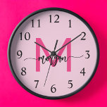 Reloj Nombre del Monograma de Giro de Guión Moderno Cali<br><div class="desc">Haz una declaración audaz en tu espacio con nuestro Hot Pink Moderne Script Girly Monograma Nombre grande Reloj! Este reloj, con un vibrante diseño rosa caliente y personalizado con su nombre en un guión moderno y elegante, añade un toque elegante y personal a cualquier habitación. Perfecto para dormitorios, oficinas o...</div>