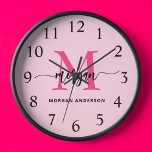 Reloj Nombre del Monograma de Giro de Guión Moderno Cali<br><div class="desc">Haz una declaración audaz en tu espacio con nuestro Hot Pink Moderne Script Girly Monograma Nombre grande Reloj! Este reloj, con un vibrante diseño rosa caliente y personalizado con su nombre en un guión moderno y elegante, añade un toque elegante y personal a cualquier habitación. Perfecto para dormitorios, oficinas o...</div>