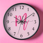 Reloj Nombre del Monograma de Giro de Guión Moderno Cali<br><div class="desc">Haz una declaración audaz en tu espacio con nuestro Hot Pink Moderne Script Girly Monograma Nombre grande Reloj! Este reloj, con un vibrante diseño rosa caliente y personalizado con su nombre en un guión moderno y elegante, añade un toque elegante y personal a cualquier habitación. Perfecto para dormitorios, oficinas o...</div>