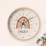 Reloj Nombre personalizado Boho Earth Tone Rainbow Sun<br><div class="desc">El reloj de pared del Rainbow Sun del nombre personalizado Boho Earth Tone es una pieza única y elegante de decoración casera que combina elementos bohemios y terrenales con un sol arcoiris vibrante. Además del impactante gráfico, el reloj también puede ser personalizado con tu propio nombre, convirtiéndolo en una pieza...</div>