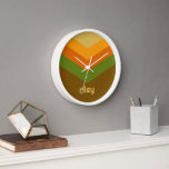 Reloj Nombre personalizado del bloque de color del parab<br><div class="desc">Un diseño gráfico audaz con tonos coloridos de verde, naranja y marrón, con un divertido bloque de color para añadir tu nombre o cualquier texto. El patrón de rayas es una moda de retroceso a los paravientos de los años 80 y 90 con pinceladas de color. Puede agregar un nombre,...</div>