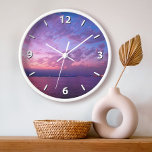 Reloj Nubes moradas de atardecer del océano foto moderno<br><div class="desc">Cada vez que veas la hora en este reloj de pared fotográfico, te inspirarás en una hermosa puesta de sol azul, rosa, morada y suave sobre el Océano Pacífico. Tu elección de una cara de reloj redonda o cuadrada. ¡Hace un gran regalo de bienvenida! Puede personalizar fácilmente este reloj de...</div>