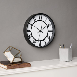 Reloj Números romanos negros en marco de madera negra en