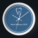 Reloj Oficina moderna de dentistas en espera de la sala<br><div class="desc">Los relojes clásicos de decoración de pared de la oficina de Dentista minimalista con un único texto y gráfico dental que puedes personalizar con el nombre del Dentista o su nombre de práctica dental en un aspecto moderno y limpio que es fácil de leer.</div>
