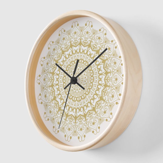 Reloj Oro sobre patrón de mandal ornamental blanco (Ángulo)