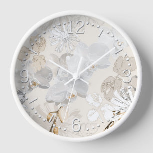 Reloj orquídeas blancas en una crema clara