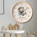 Reloj Oso de peluche verde personalizado<br><div class="desc">Añade un toque de encanto y capricho a la habitación de tu hijo con nuestro Reloj de Oso Verde Boho Personalizado. Este reloj adorable presenta un bonito diseño de osito de peluche en una apacible paleta de color verde boho, ideal para crear un ambiente acogedor y acogedor en cualquier habitación...</div>
