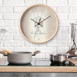 Reloj Panadería pastelería Chef postre Oro Purpurinas Dr<br><div class="desc">Imprima con elegancia este reloj de pared de nombre a medida elegante, sofisticado, sencillo y moderno. Una torta dorada de 2 capas de champán brillante, tipografía manuscrita de escritura y goteo de purpurinas superponen un fondo sombrío de color oro de champán metálico. Personaliza con tu nombre completo, negocio u otra...</div>