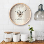 Reloj Pastel de pastelería Pastelería Chef Purpurina de<br><div class="desc">Imprima con elegancia este reloj de pared de nombre a medida elegante, sofisticado, sencillo y moderno. Un pastel de oro de champán brillante, una tipografía manuscrita de escritura y goteo de purpurinas superponen un oscuro fondo de color oro de champán metálico falso. Personaliza con tu nombre completo, negocio u otra...</div>