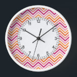 Reloj Patrón de cheurón rosado naranja<br><div class="desc">Un diseño luminoso y moderno con motivos de zigzag. Haga clic en el botón personalizar para realizar más cambios.</div>