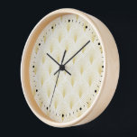 Reloj Patrón Geométrico Art Deco En Oro Y Blanco<br><div class="desc">Elegantes tonos dorados,  motivos geométricos sin fisuras en el art decó. fondo blanco personalizado que puede cambiar.</div>