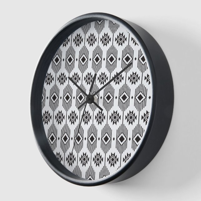Reloj Patrón geométrico de ikat étnico blanco y negro (Ángulo)